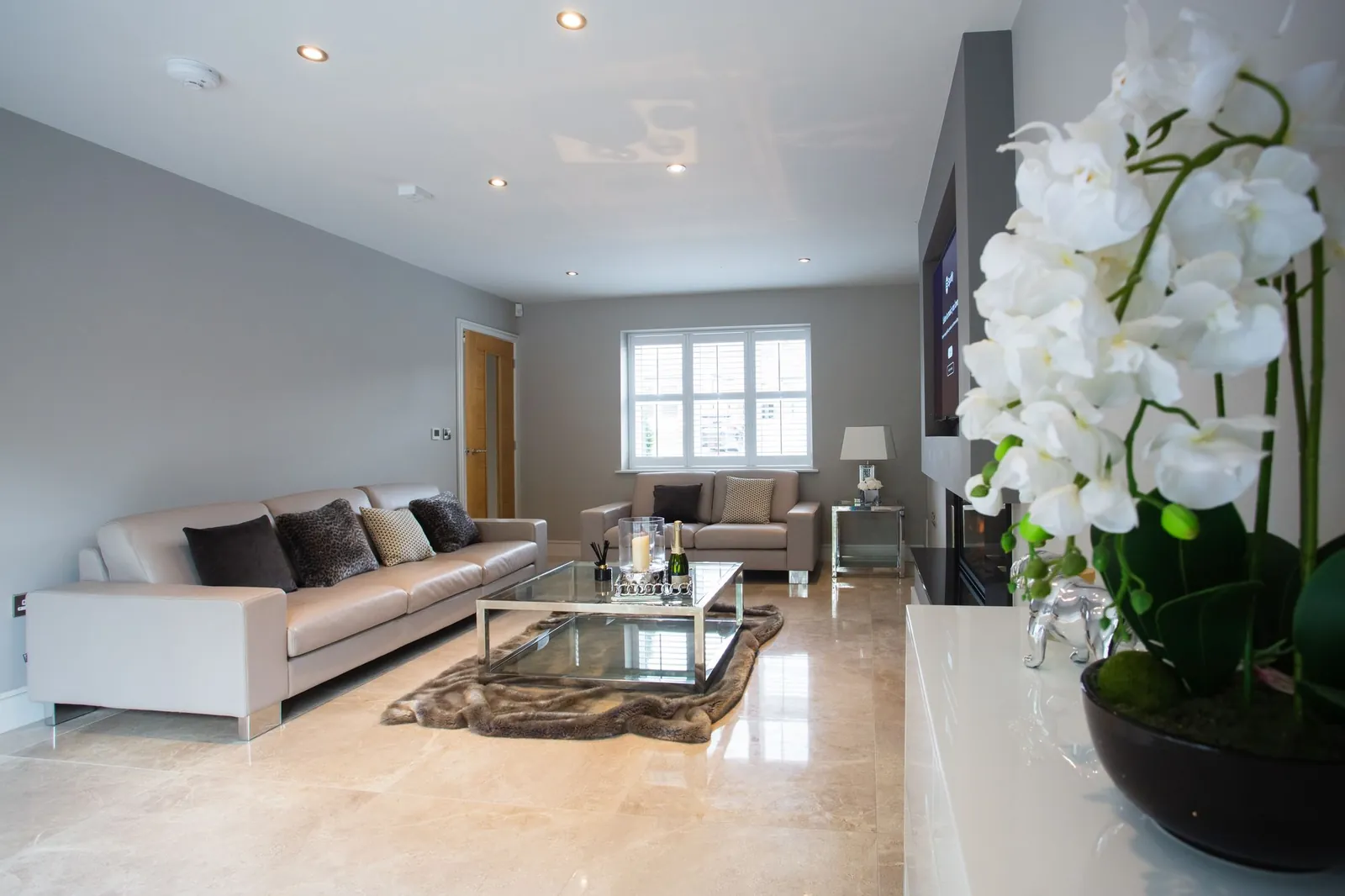 Illustrative stock image for an example listing: Main living area of 2-Bedroom Apartment in Nişantaşı