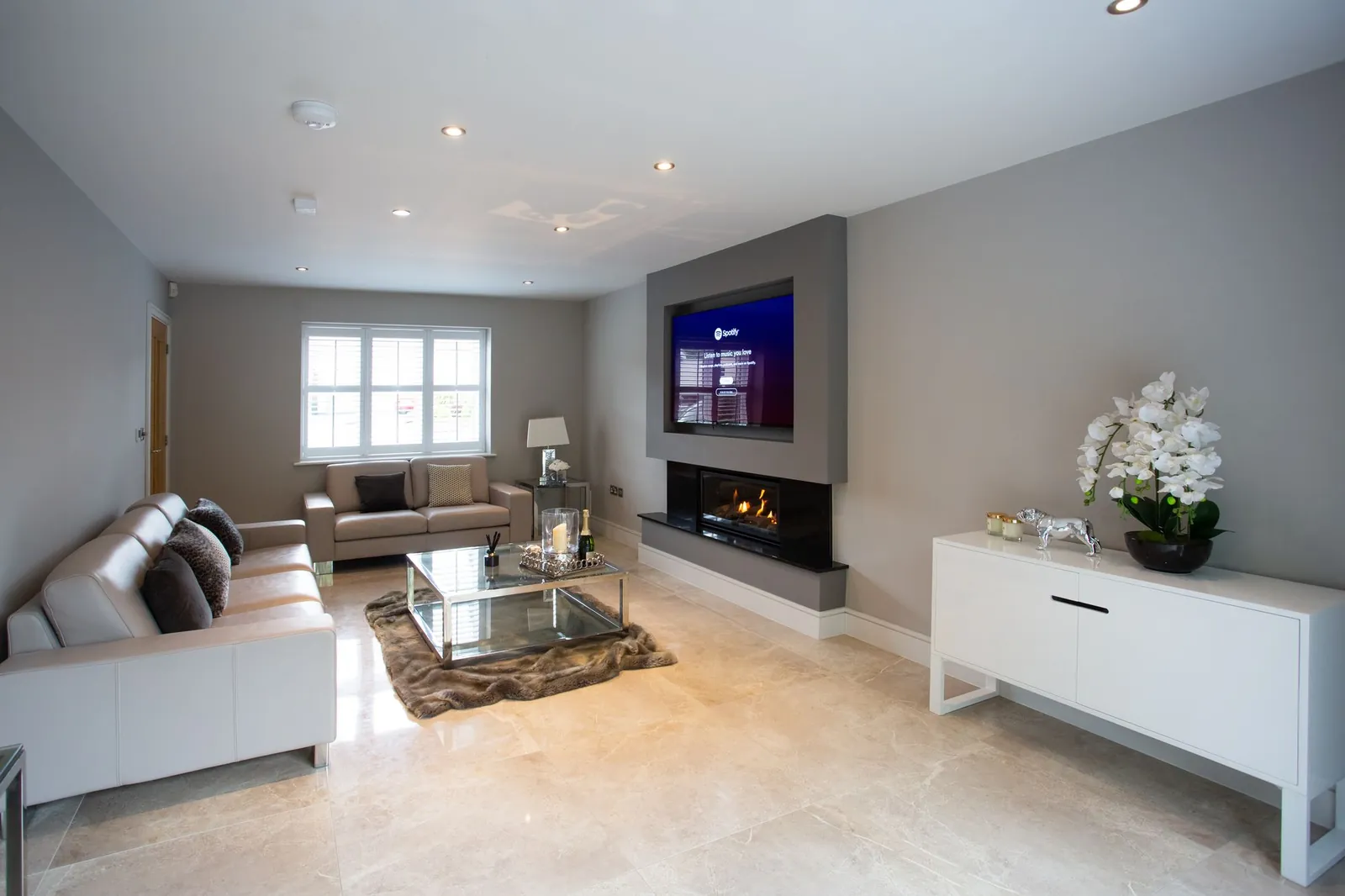 Illustrative stock image for an example listing: Main living area of 2-Bedroom Apartment in Mecidiyeköy